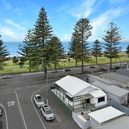 โรงแรม เดอะ นอติลุส เนเปียร์ ภายนอก รูปภาพ Aerial view of the beach at the northern end of the town