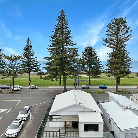 โรงแรม เดอะ นอติลุส เนเปียร์ ภายนอก รูปภาพ View of the beach from the town