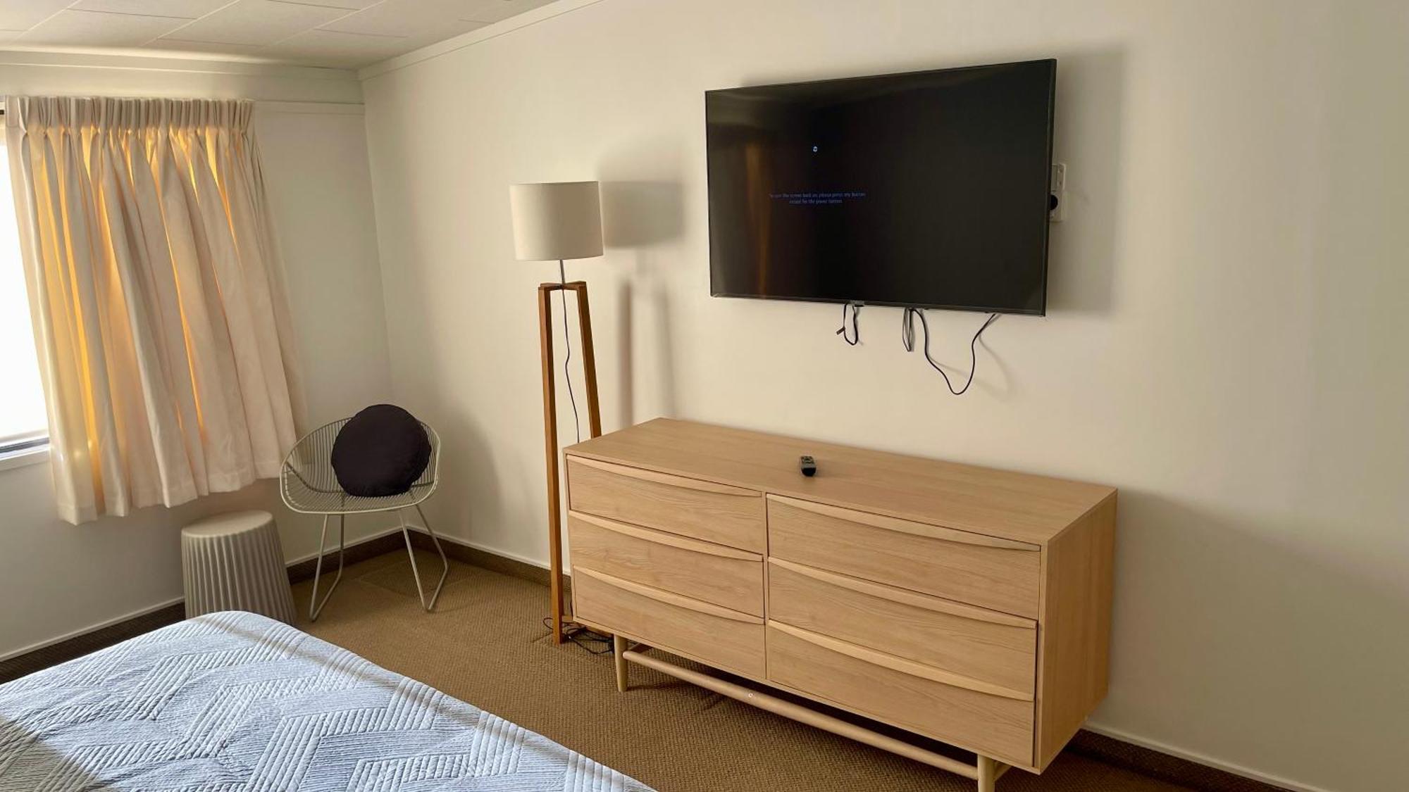 โรงแรม เดอะ นอติลุส เนเปียร์ ภายนอก รูปภาพ A flat screen television mounted on a wall