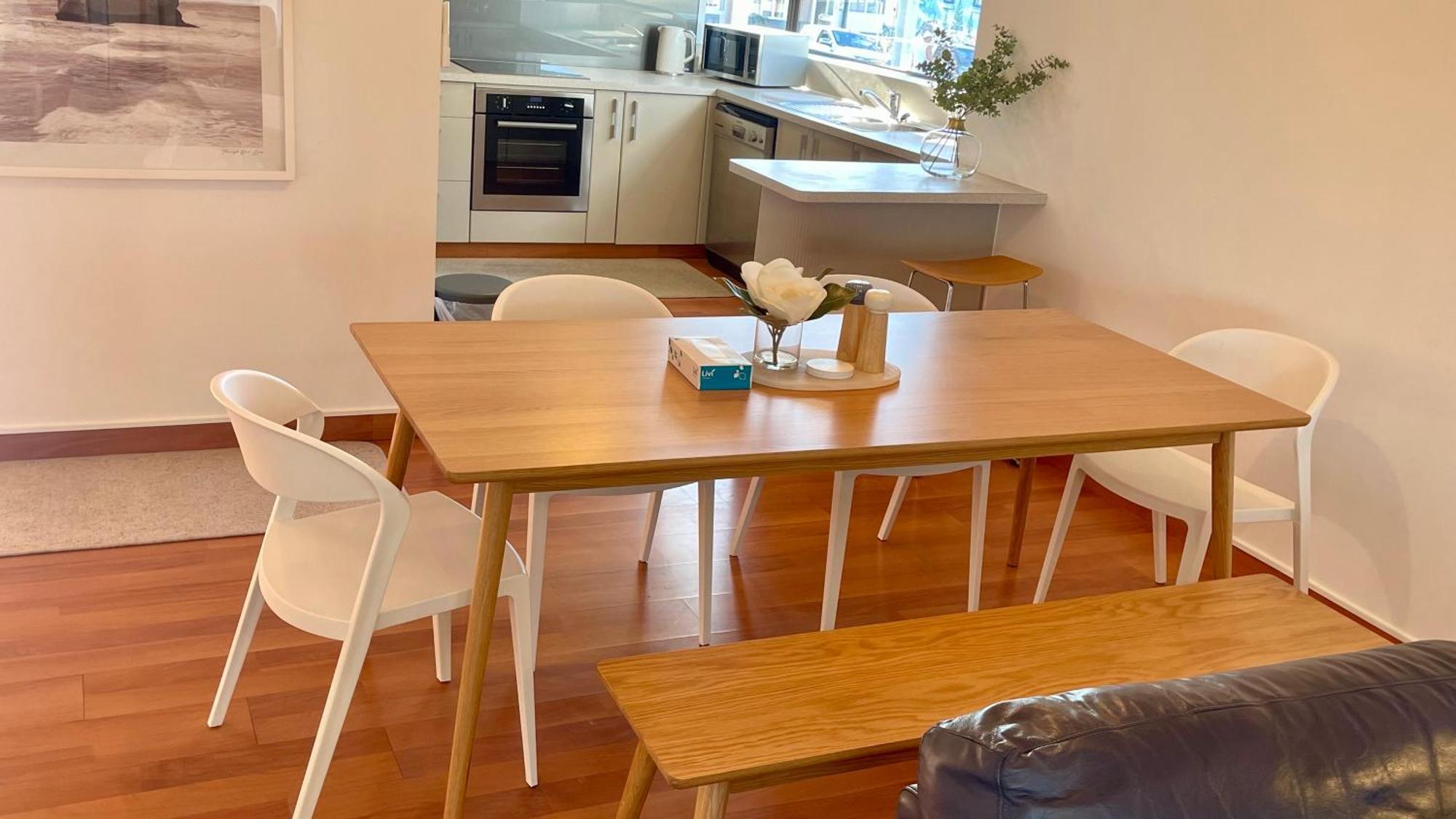 โรงแรม เดอะ นอติลุส เนเปียร์ ภายนอก รูปภาพ A dining room with a kitchen in the background
