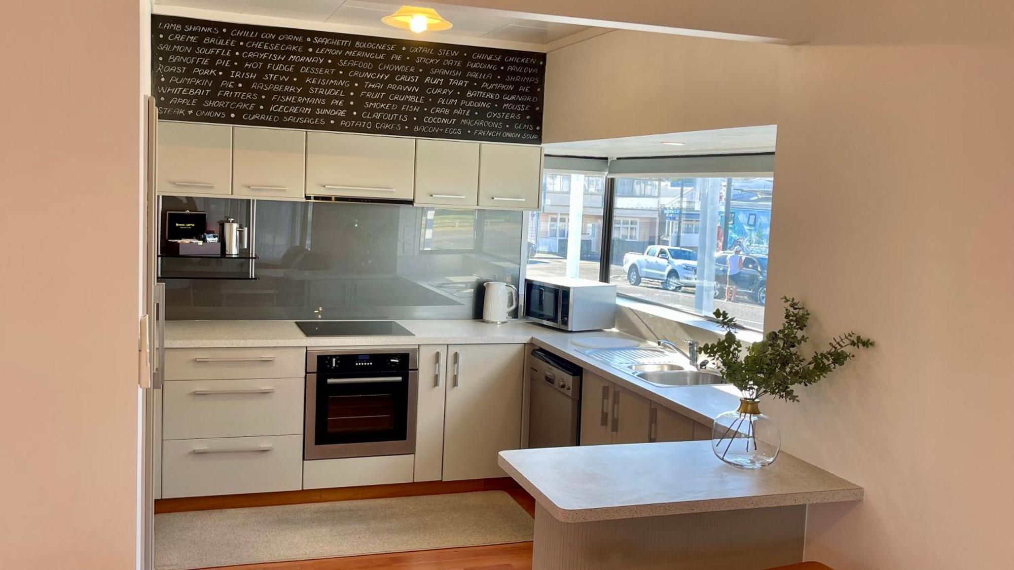 โรงแรม เดอะ นอติลุส เนเปียร์ ภายนอก รูปภาพ A modern kitchen