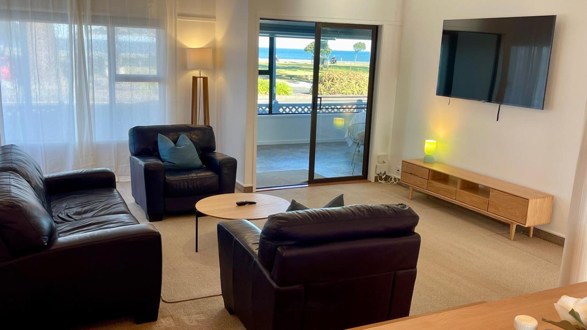 โรงแรม เดอะ นอติลุส เนเปียร์ ภายนอก รูปภาพ Living room at the Bayview Hotel, 2019