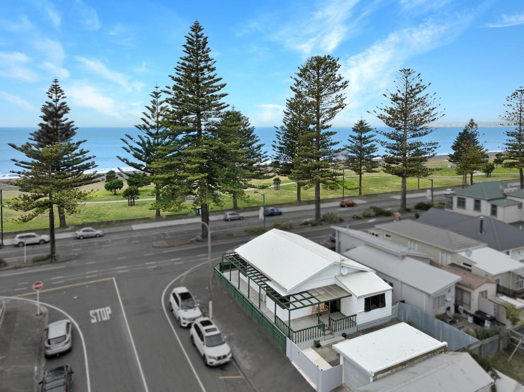 โรงแรม เดอะ นอติลุส เนเปียร์ ภายนอก รูปภาพ Aerial view of the beach at the northern end of the town