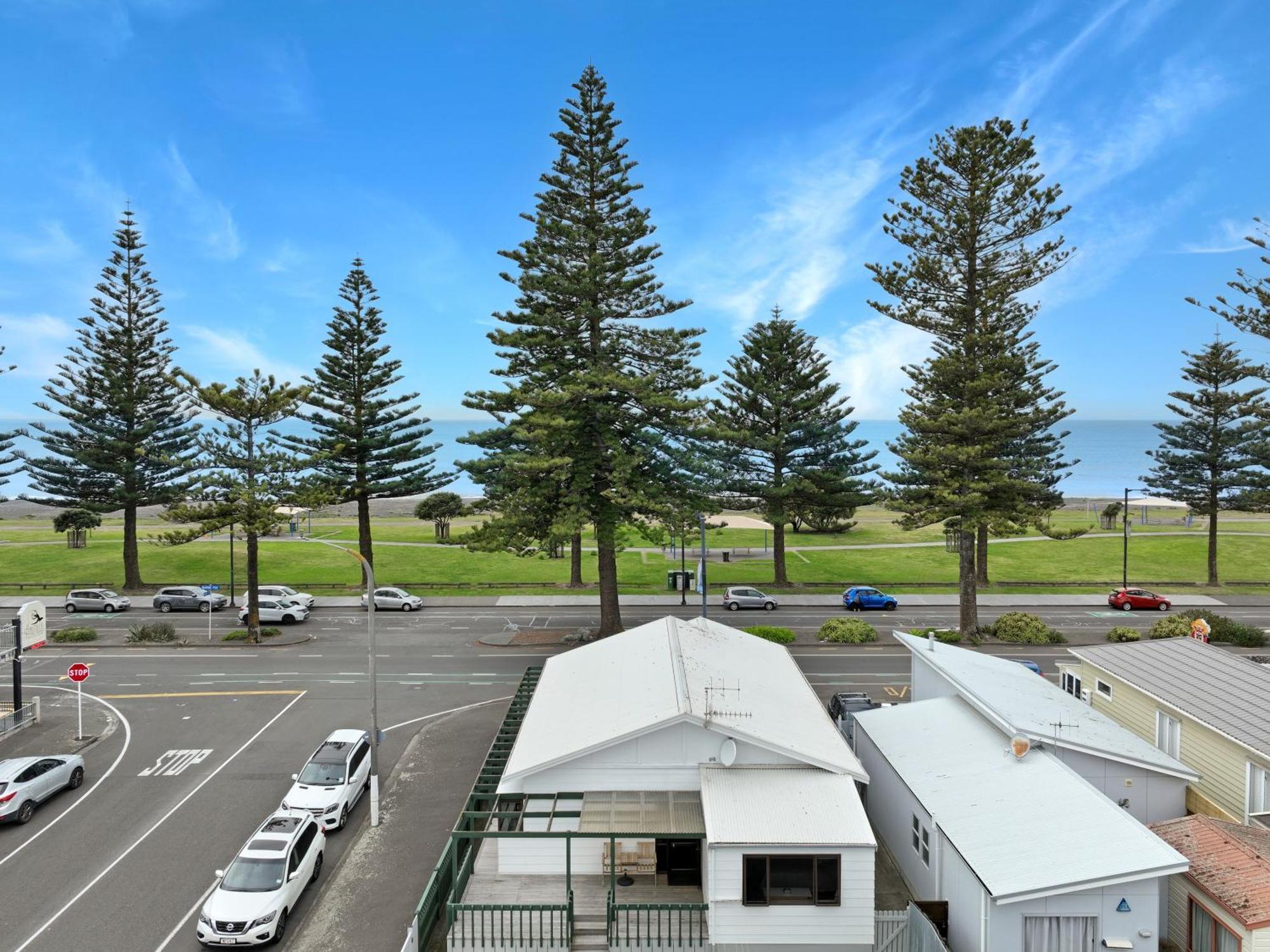 โรงแรม เดอะ นอติลุส เนเปียร์ ภายนอก รูปภาพ View of the beach from the town