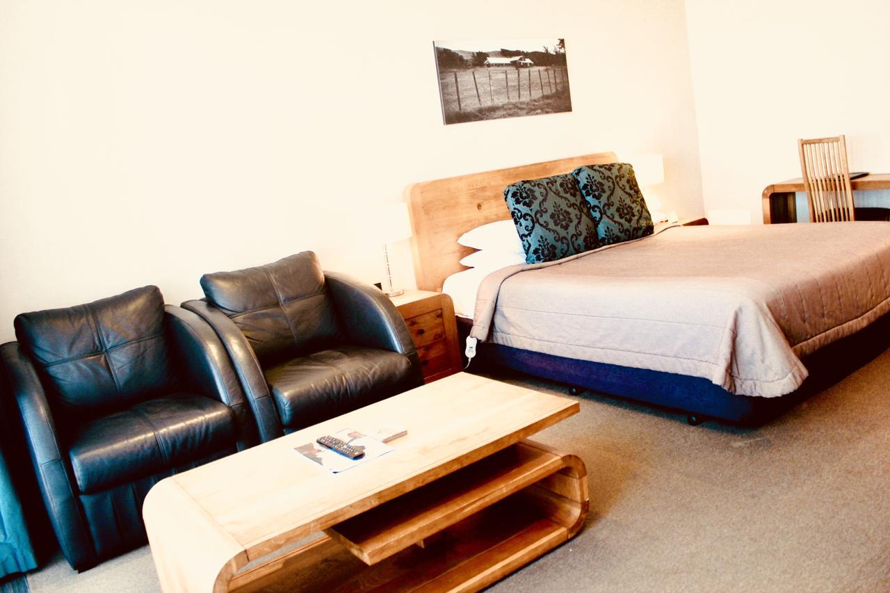 โรงแรม เดอะ นอติลุส เนเปียร์ ภายนอก รูปภาพ A room at the hotel