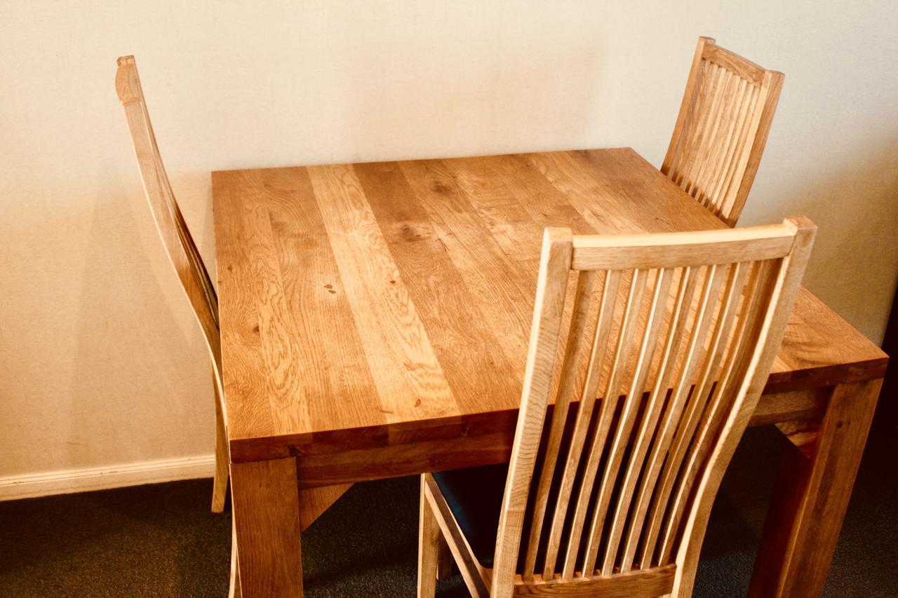 โรงแรม เดอะ นอติลุส เนเปียร์ ภายนอก รูปภาพ A dining table and chairs
