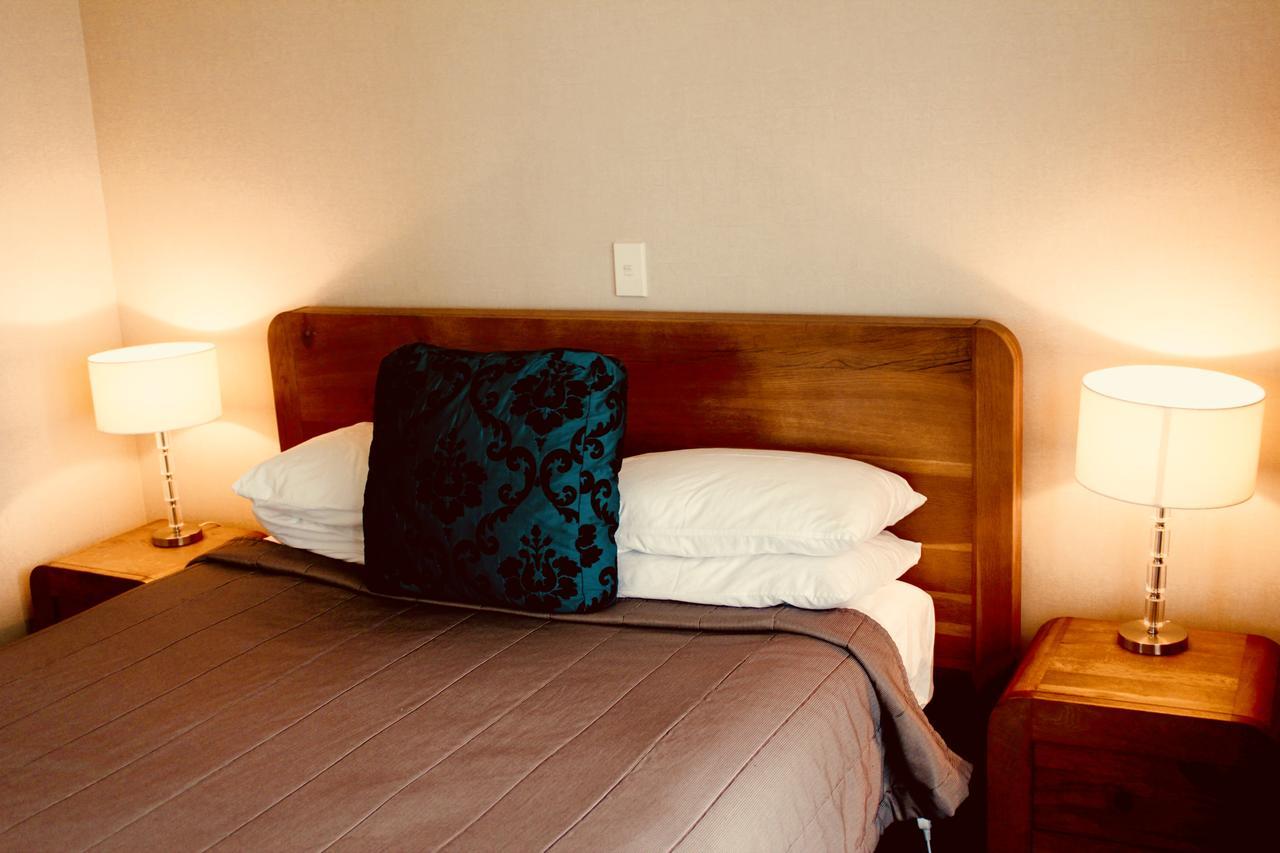โรงแรม เดอะ นอติลุส เนเปียร์ ภายนอก รูปภาพ A bed with a pillow