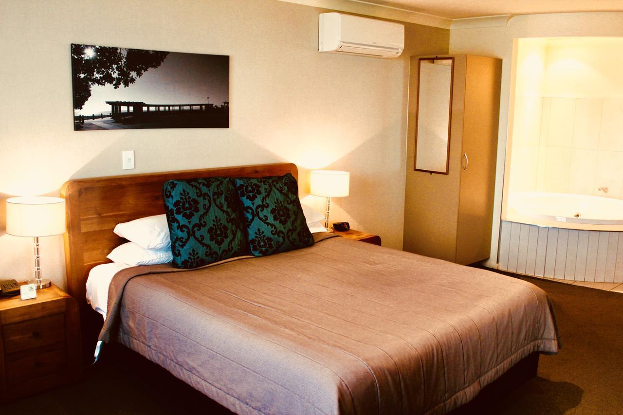 โรงแรม เดอะ นอติลุส เนเปียร์ ภายนอก รูปภาพ A room at the hotel