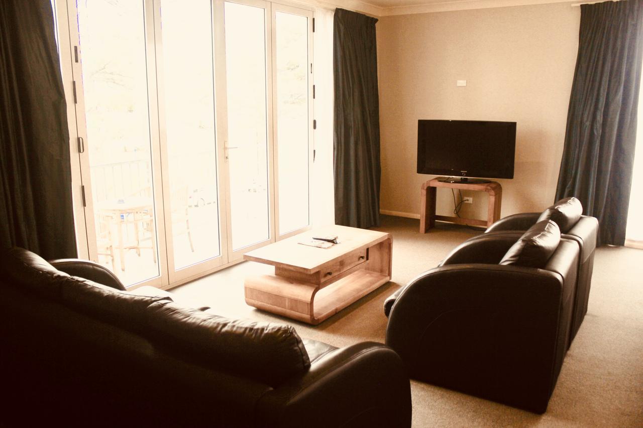 โรงแรม เดอะ นอติลุส เนเปียร์ ภายนอก รูปภาพ The living room of a typical apartment