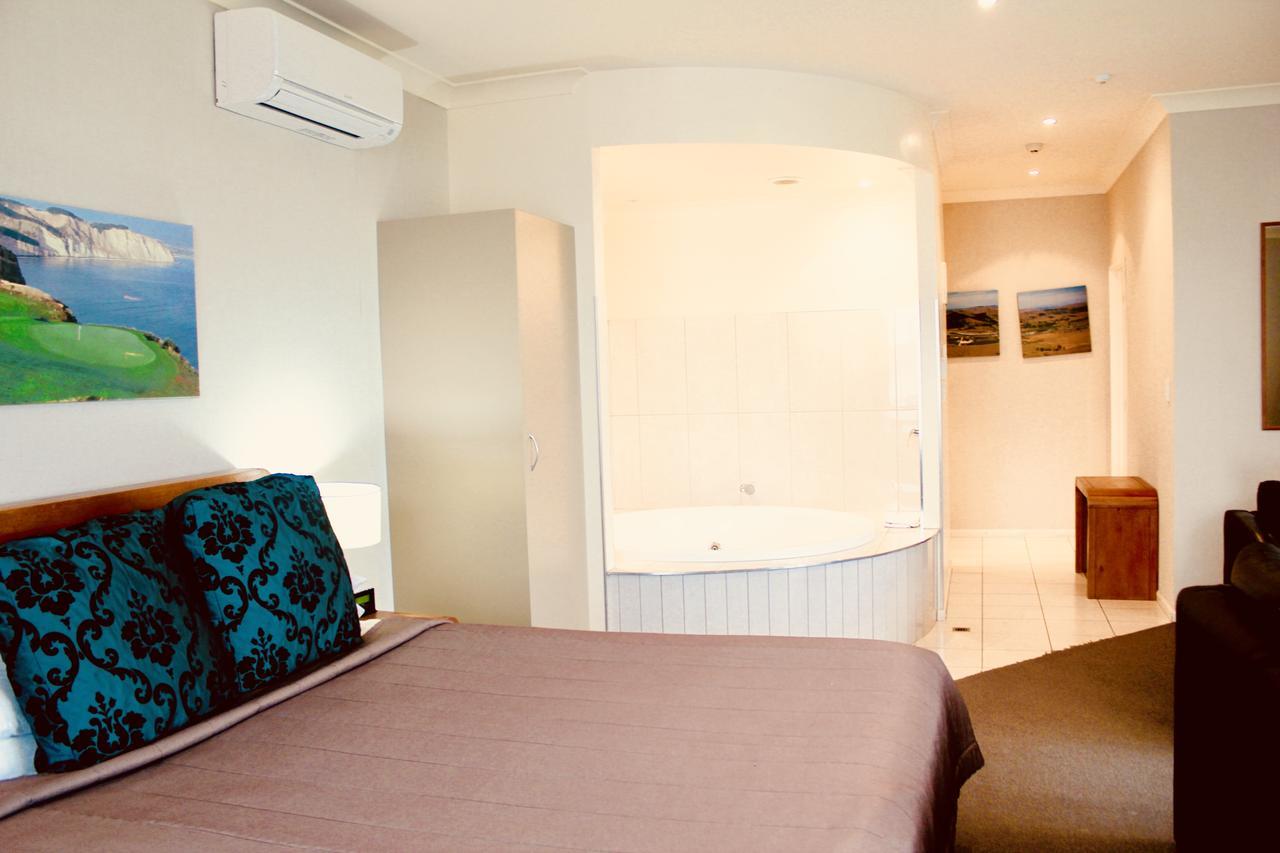 โรงแรม เดอะ นอติลุส เนเปียร์ ภายนอก รูปภาพ A room at the hotel