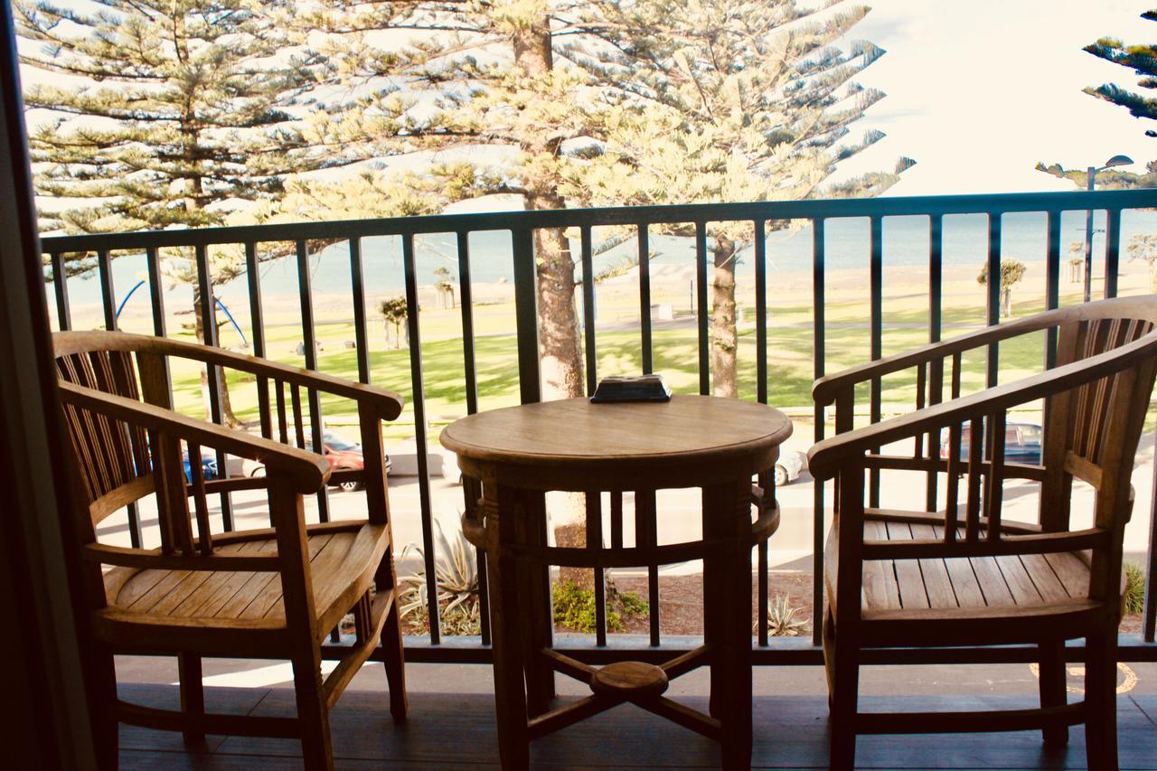โรงแรม เดอะ นอติลุส เนเปียร์ ภายนอก รูปภาพ A view from the balcony of a hotel room