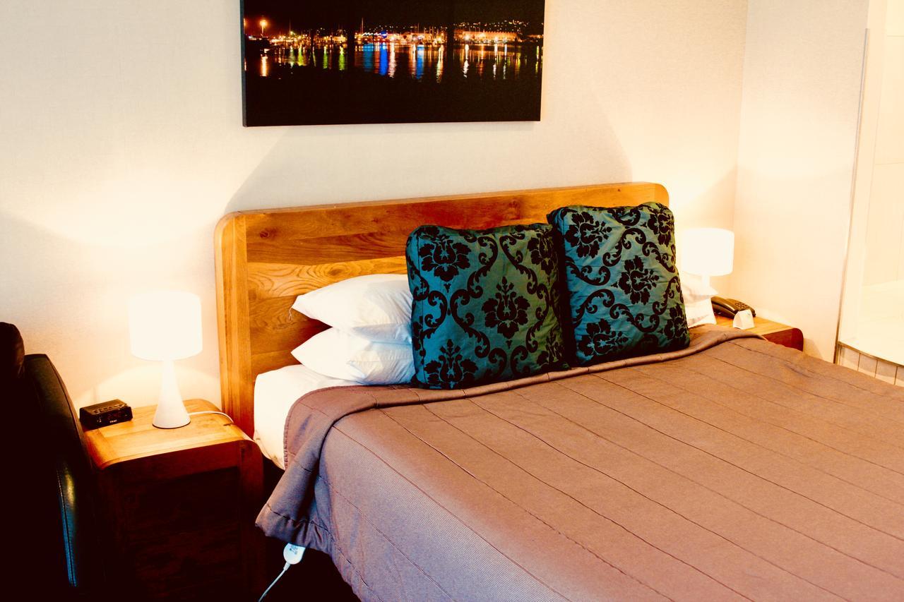 โรงแรม เดอะ นอติลุส เนเปียร์ ภายนอก รูปภาพ A bedroom at the hotel