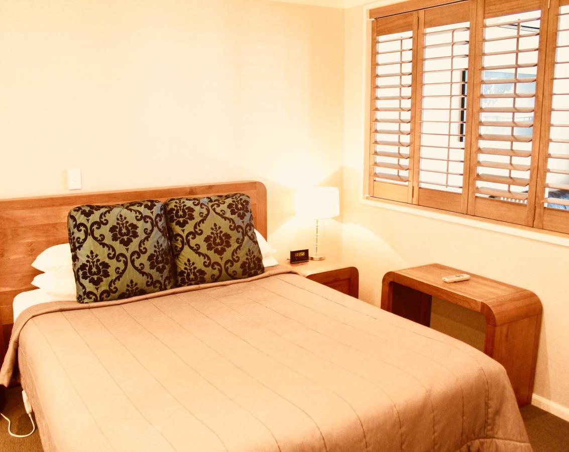 โรงแรม เดอะ นอติลุส เนเปียร์ ภายนอก รูปภาพ A bedroom at the hotel
