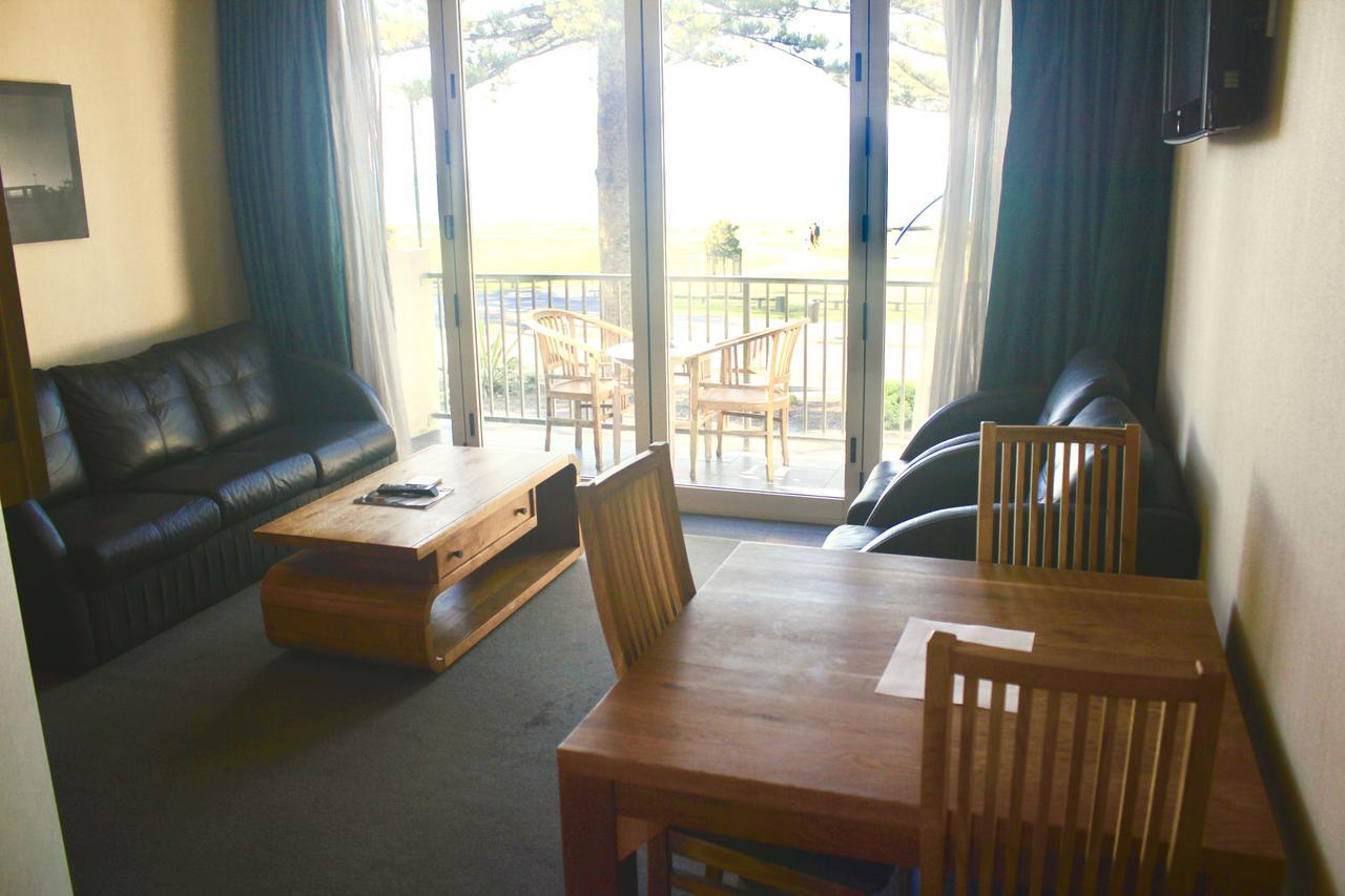 โรงแรม เดอะ นอติลุส เนเปียร์ ภายนอก รูปภาพ Living room of a two-bedroom apartment