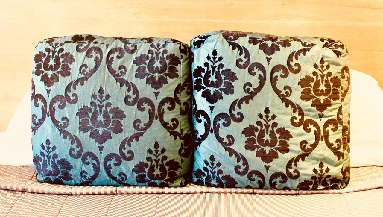 โรงแรม เดอะ นอติลุส เนเปียร์ ภายนอก รูปภาพ A pair of cushions