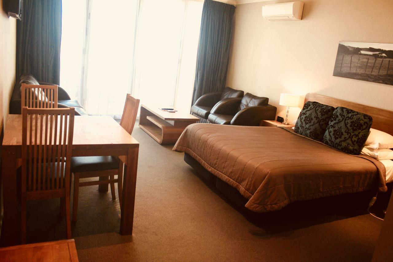 โรงแรม เดอะ นอติลุส เนเปียร์ ภายนอก รูปภาพ A room at the hotel
