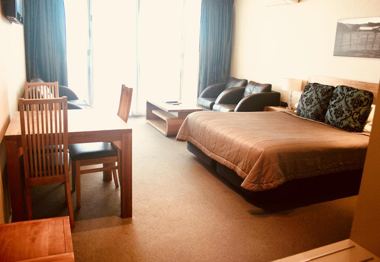 โรงแรม เดอะ นอติลุส เนเปียร์ ภายนอก รูปภาพ A typical studio apartment