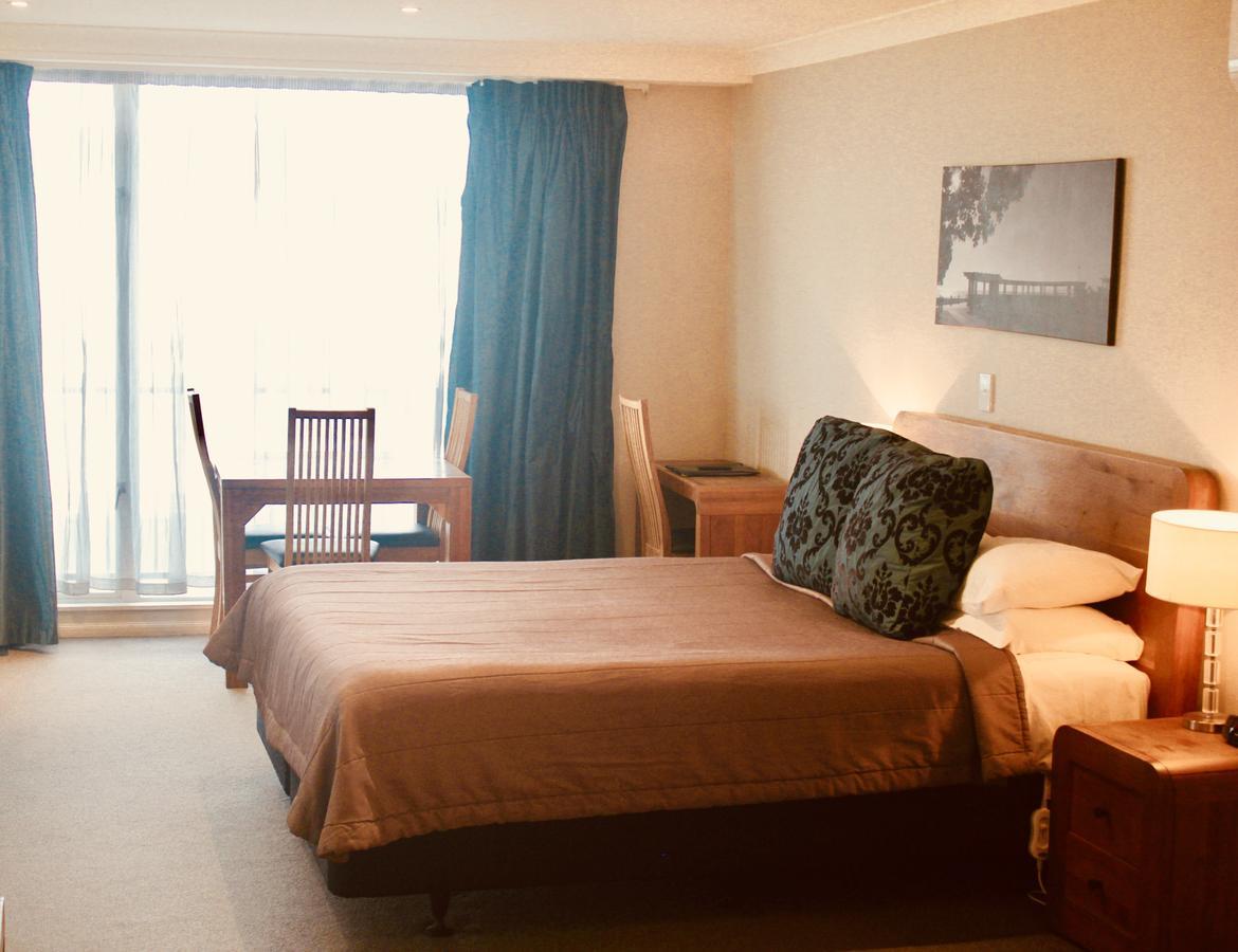 โรงแรม เดอะ นอติลุส เนเปียร์ ภายนอก รูปภาพ A typical bedroom at the hotel