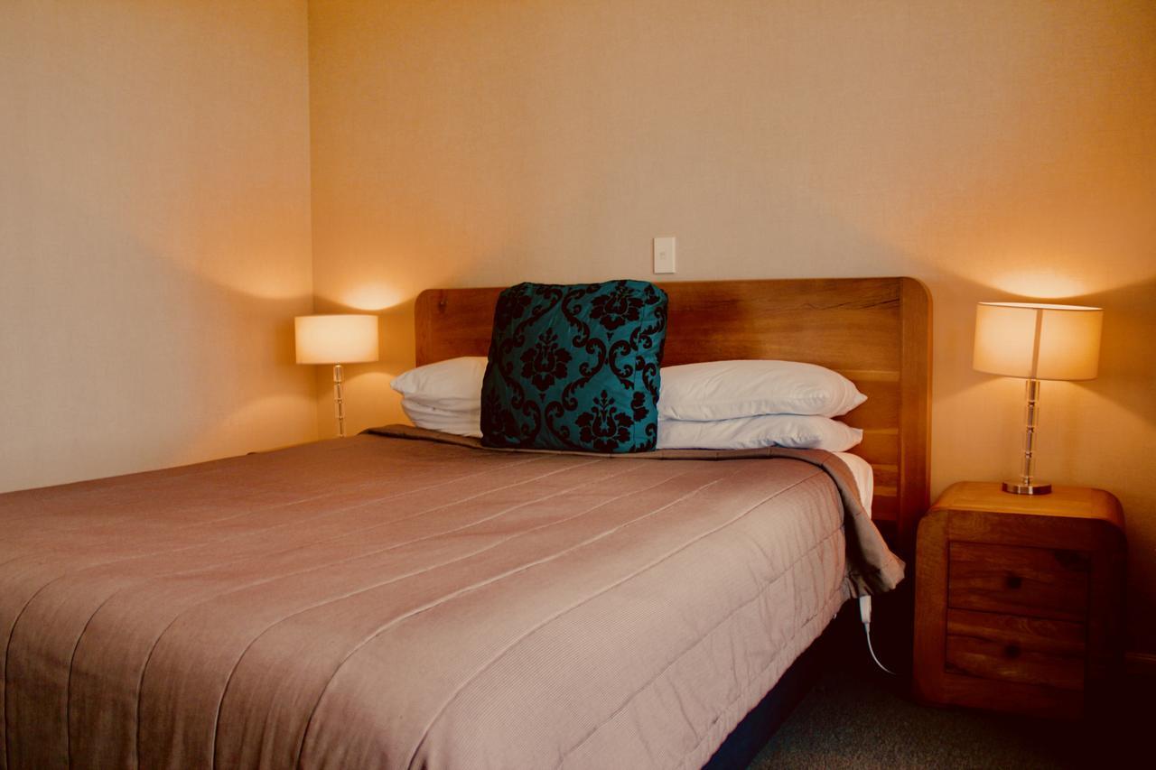 โรงแรม เดอะ นอติลุส เนเปียร์ ภายนอก รูปภาพ A bedroom at the hotel