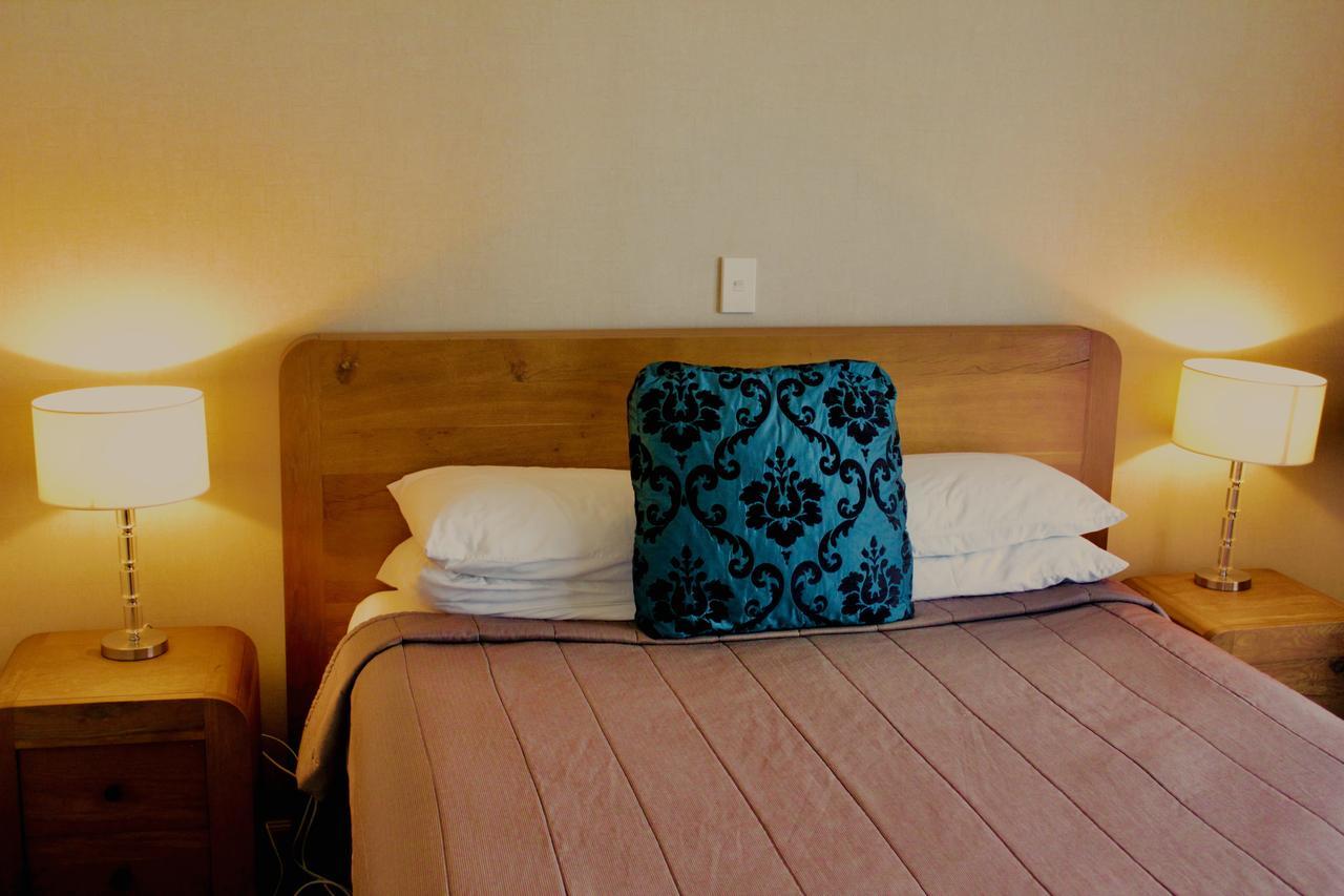 โรงแรม เดอะ นอติลุส เนเปียร์ ภายนอก รูปภาพ A bed with a pillow