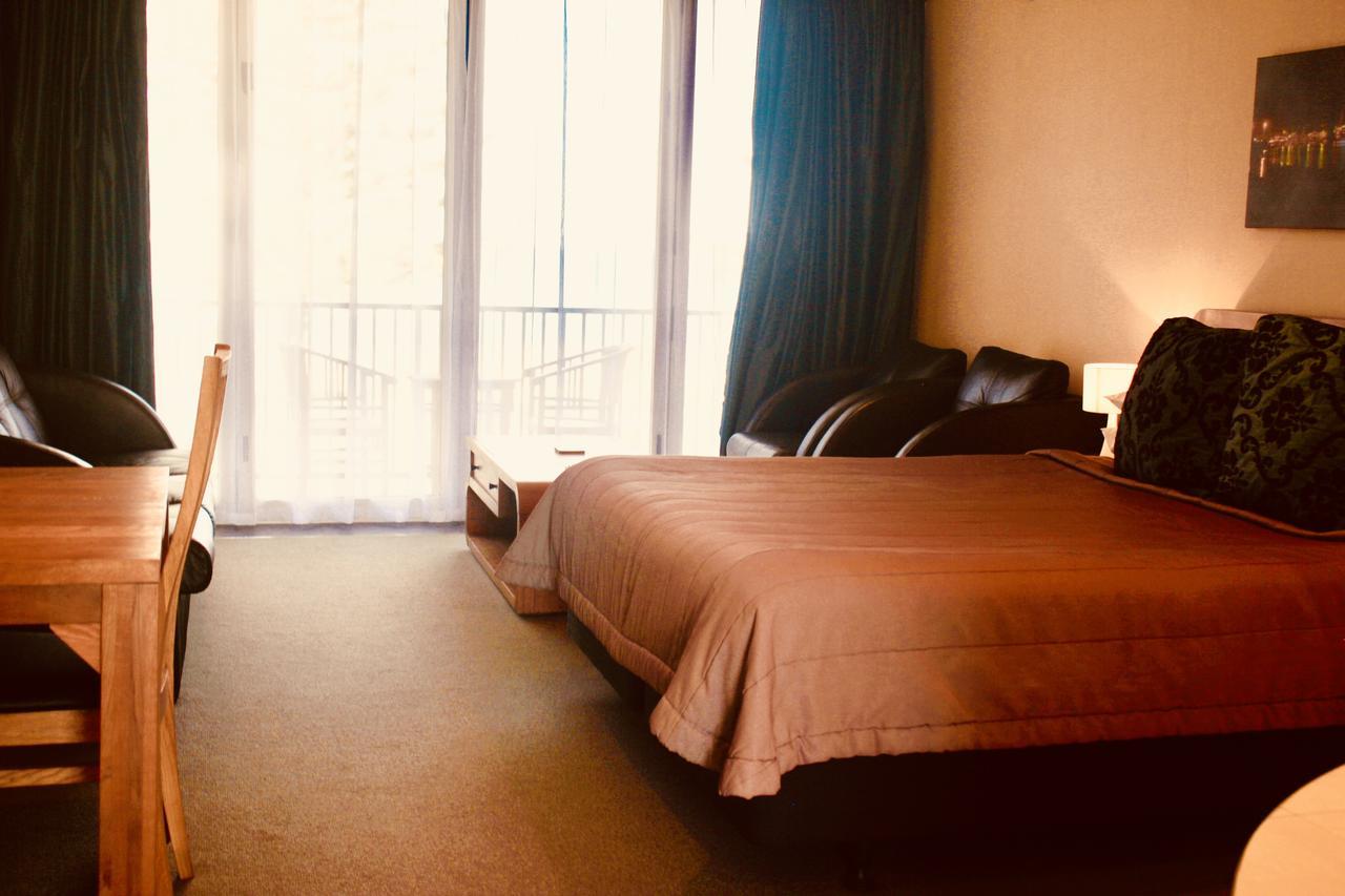 โรงแรม เดอะ นอติลุส เนเปียร์ ภายนอก รูปภาพ A room at the hotel