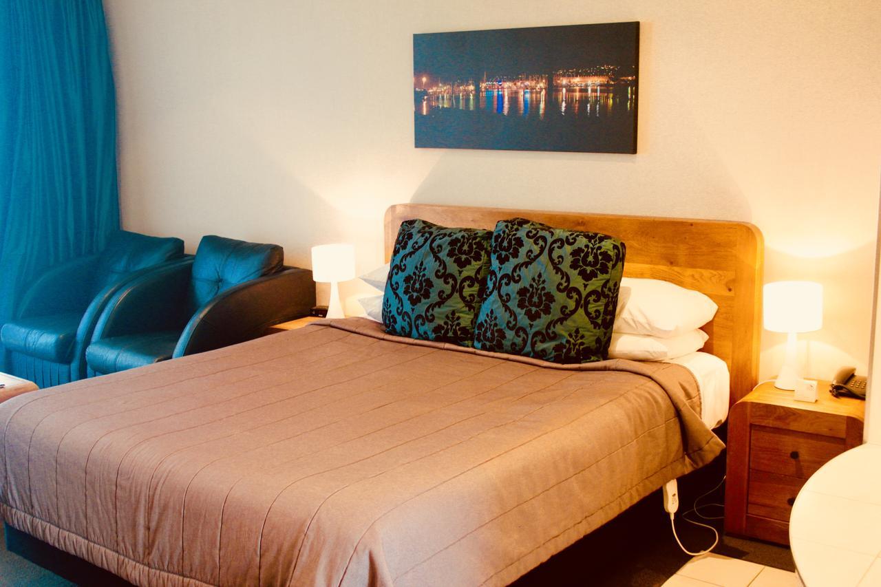 โรงแรม เดอะ นอติลุส เนเปียร์ ภายนอก รูปภาพ A room at the hotel