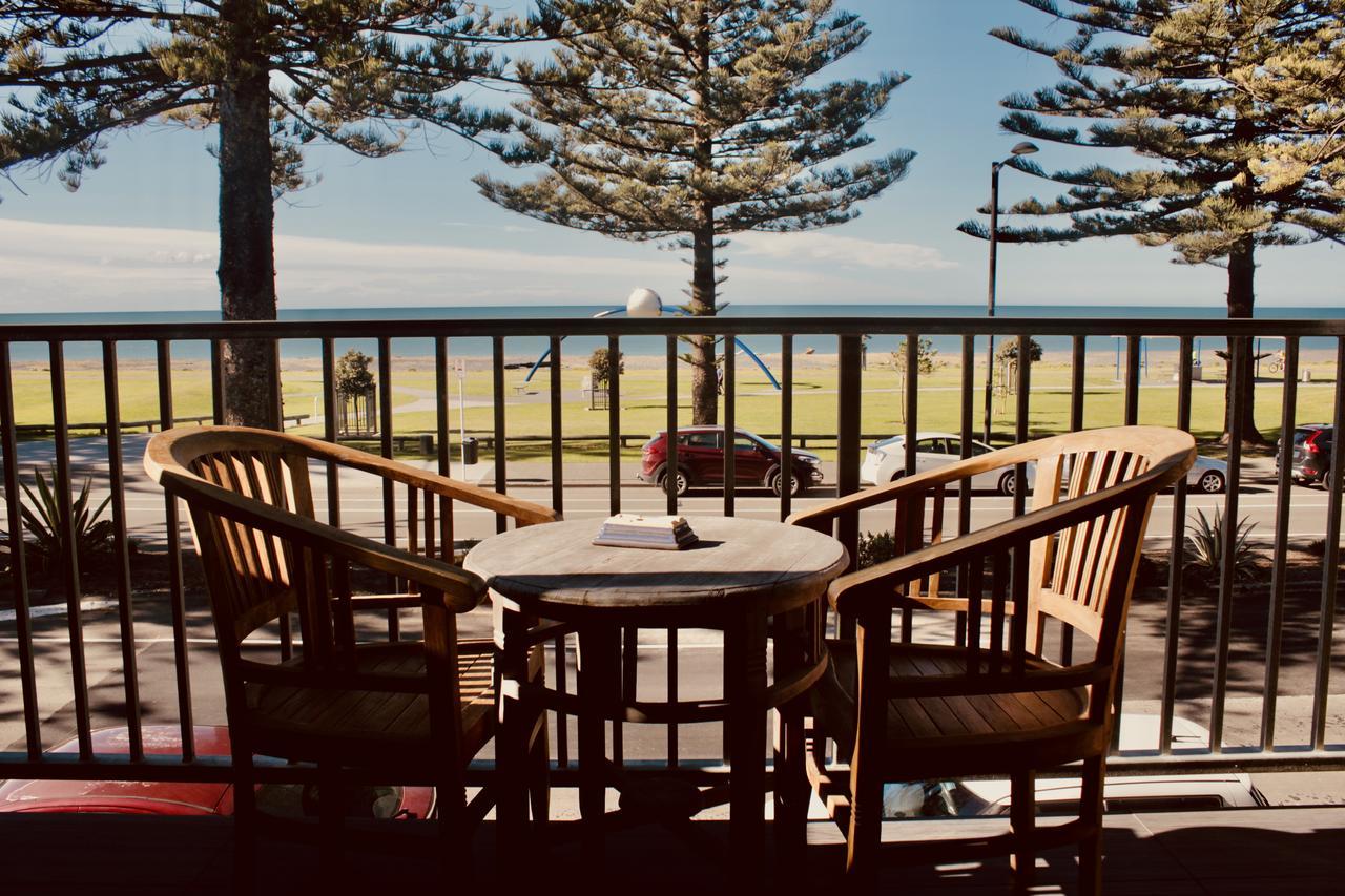 โรงแรม เดอะ นอติลุส เนเปียร์ ภายนอก รูปภาพ The deck at the Surf Life Saving Club