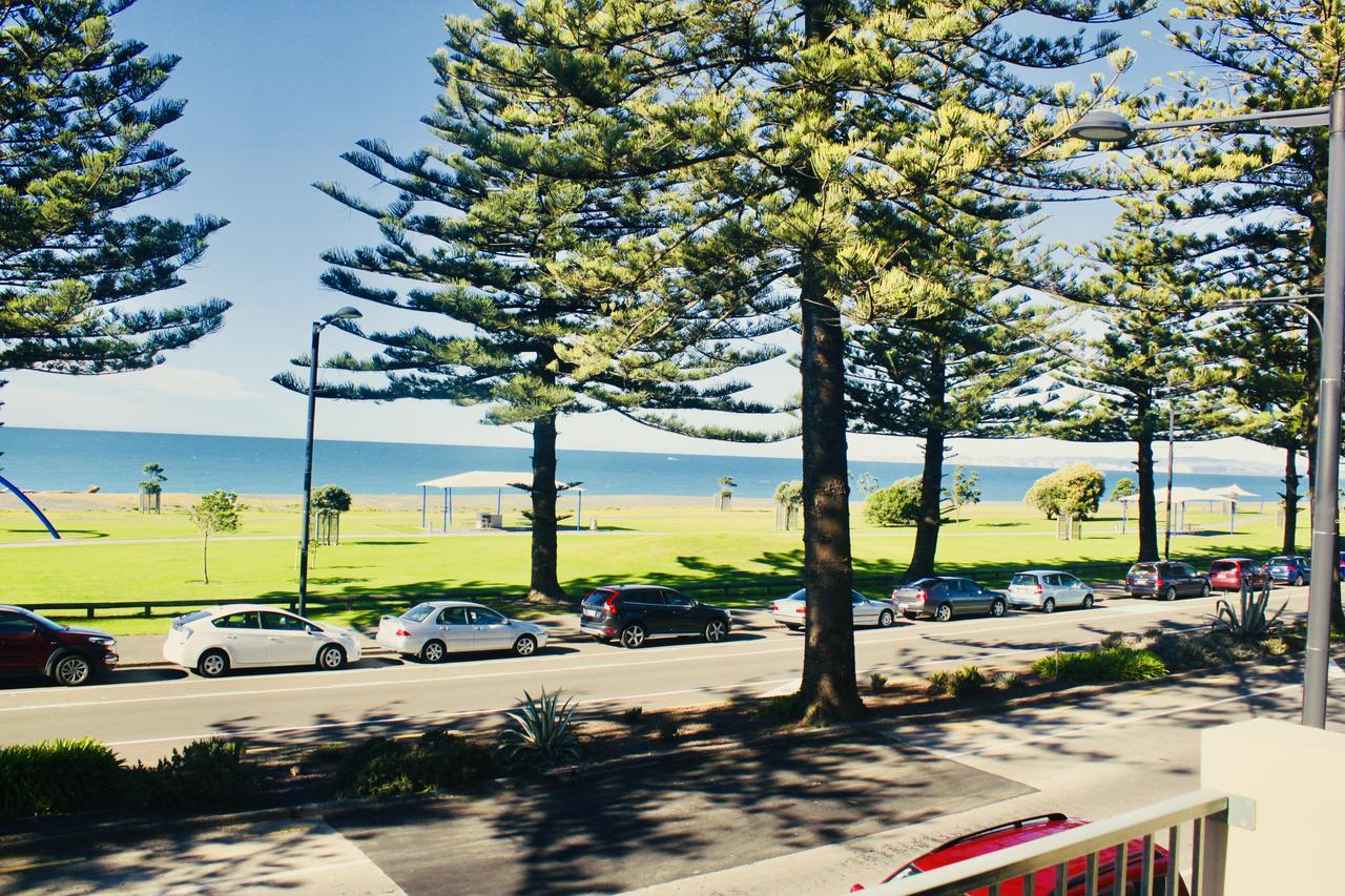 โรงแรม เดอะ นอติลุส เนเปียร์ ภายนอก รูปภาพ View of the beach from the main street