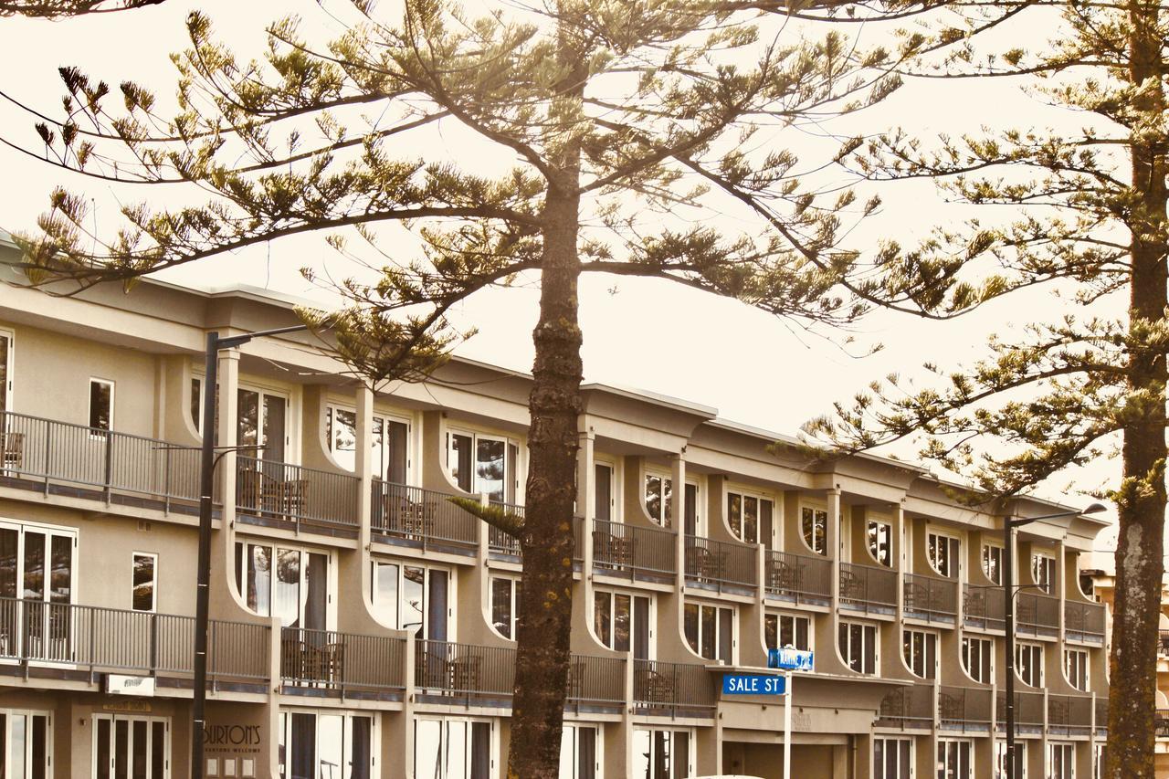 โรงแรม เดอะ นอติลุส เนเปียร์ ภายนอก รูปภาพ The 1960s apartment block at the northern end of the street