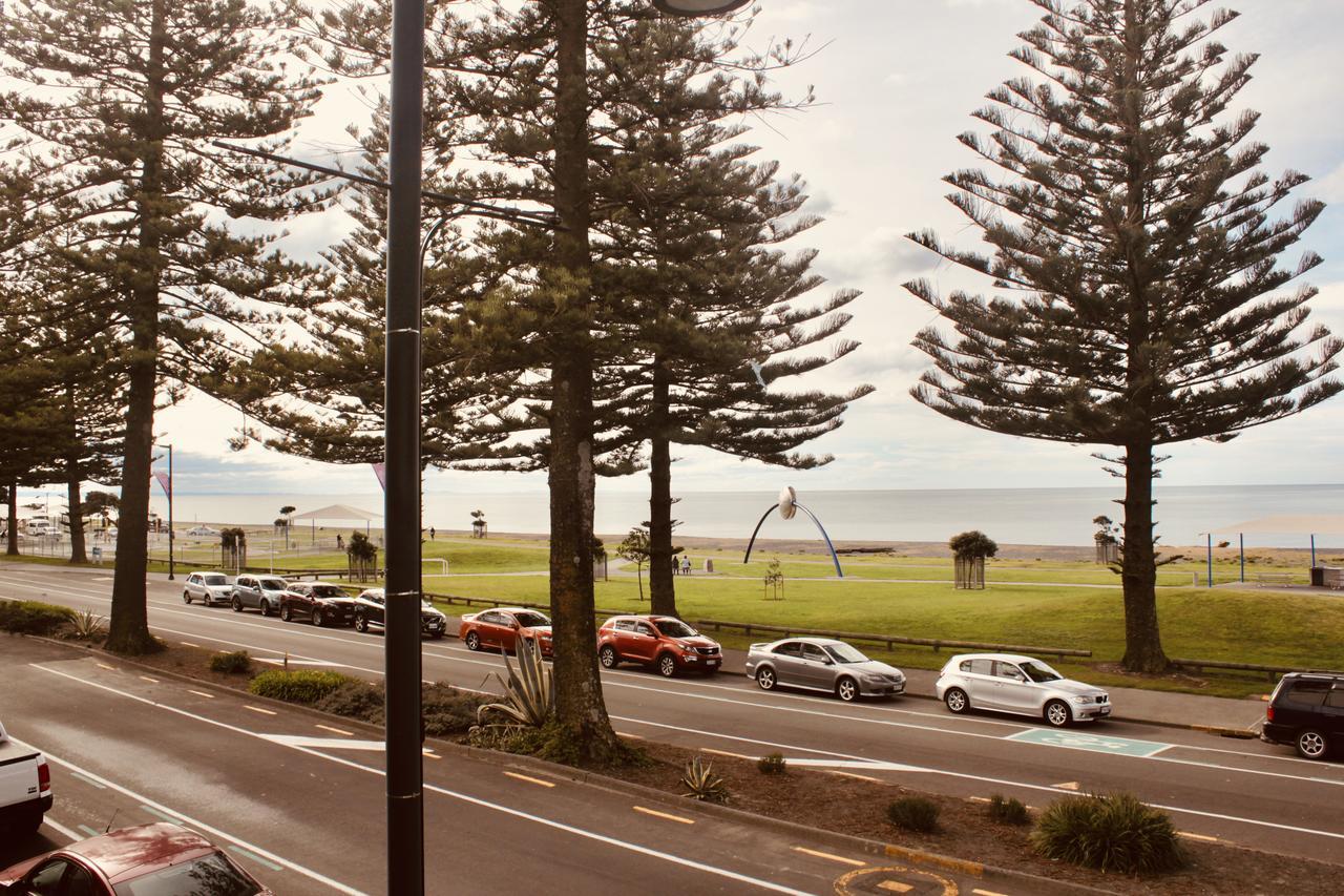 โรงแรม เดอะ นอติลุส เนเปียร์ ภายนอก รูปภาพ View of the beach from the Esplanade Hotel