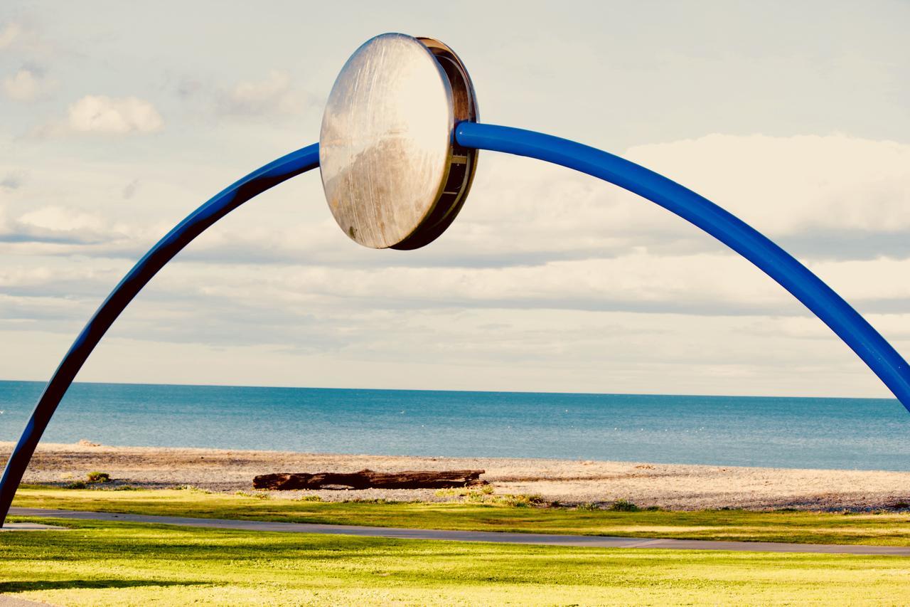 โรงแรม เดอะ นอติลุส เนเปียร์ ภายนอก รูปภาพ The sculpture at the entrance to the park