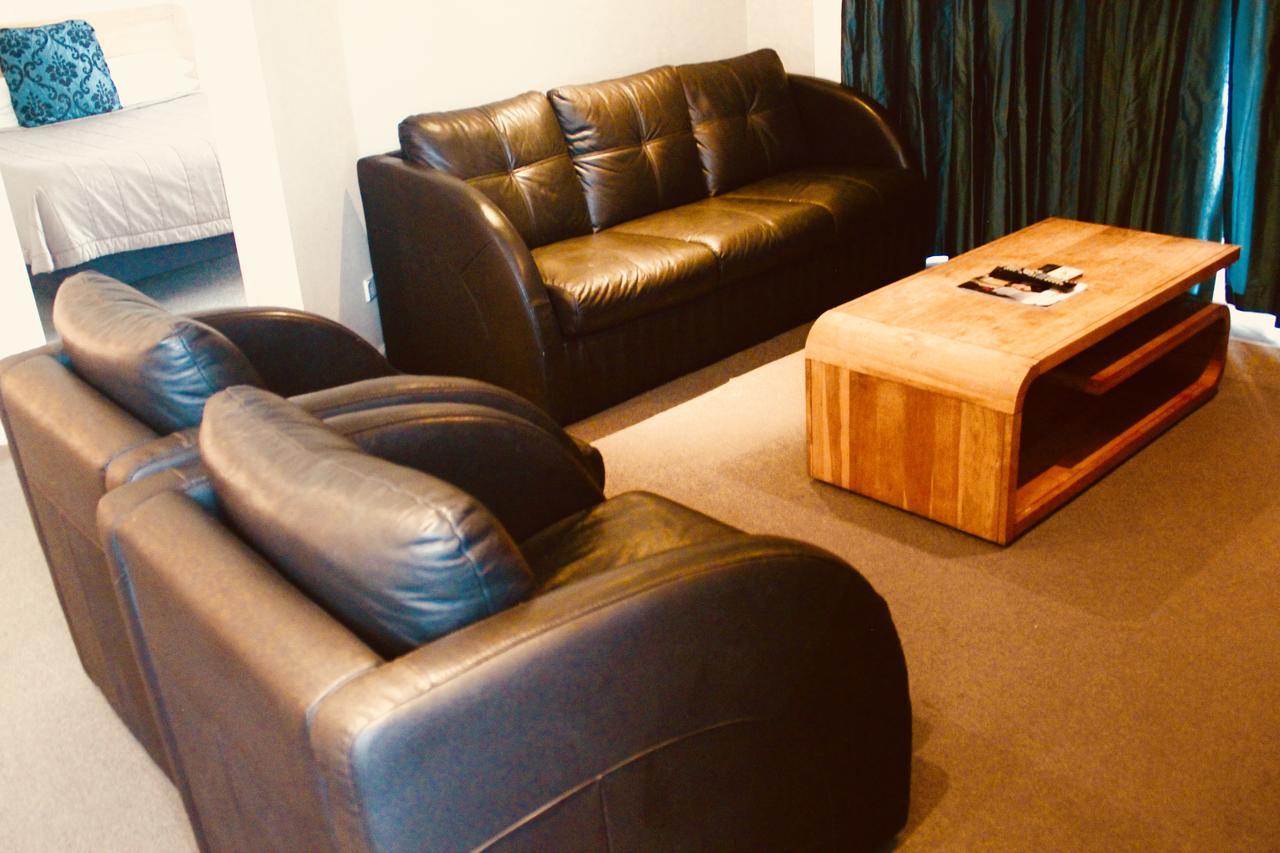 โรงแรม เดอะ นอติลุส เนเปียร์ ภายนอก รูปภาพ A living room in a hotel suite