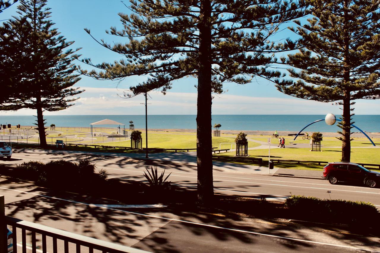 โรงแรม เดอะ นอติลุส เนเปียร์ ภายนอก รูปภาพ View of the beach from the hotel
